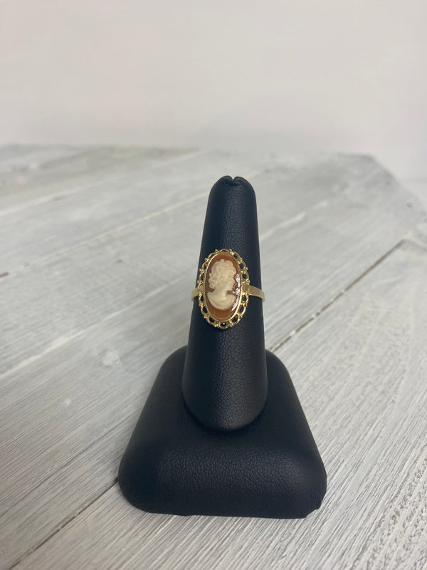 10 K Yellow Gold Oval Cameo Ring